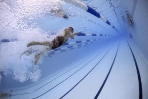 Im Schwimmbad reichen meist die preiswerten Unterwasserkameras