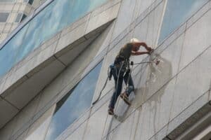 Durchführung einer Fassadenreinigung an einem Hochhaus.